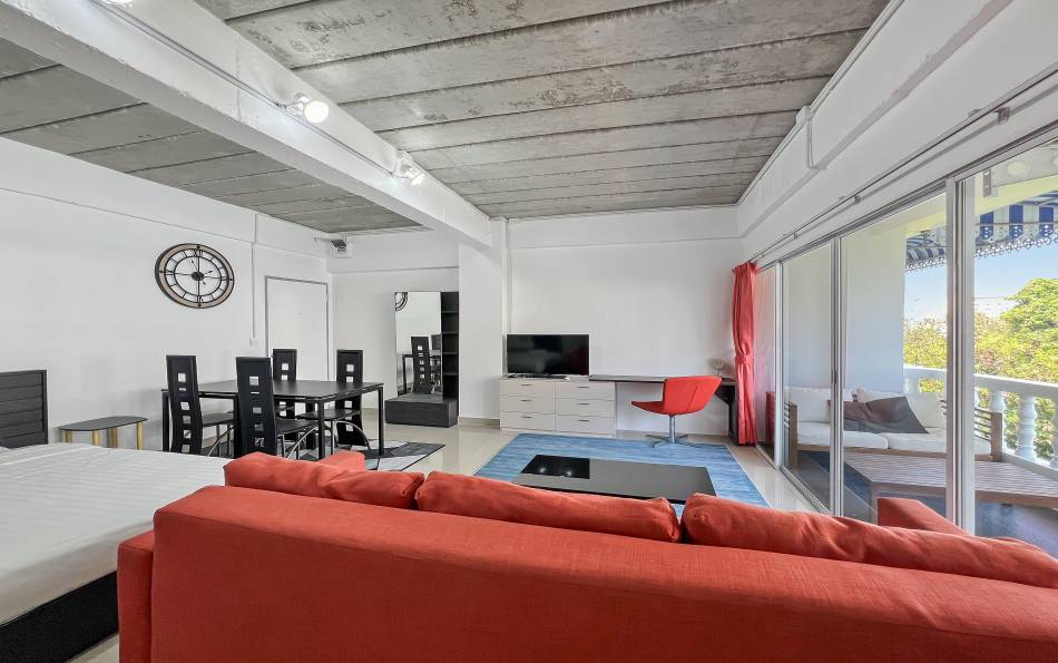 Two 40 sqm studio condos in Pattaya for sale together at 2.2M THB. Company owned, rental income 18,000 THB/month, strong 9.8% yield or live in one unit.